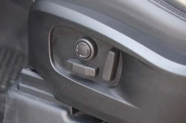 Land Rover Defender (2023) thumbnail 22