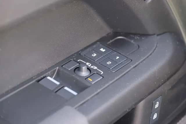 Land Rover Defender (2023) thumbnail 24