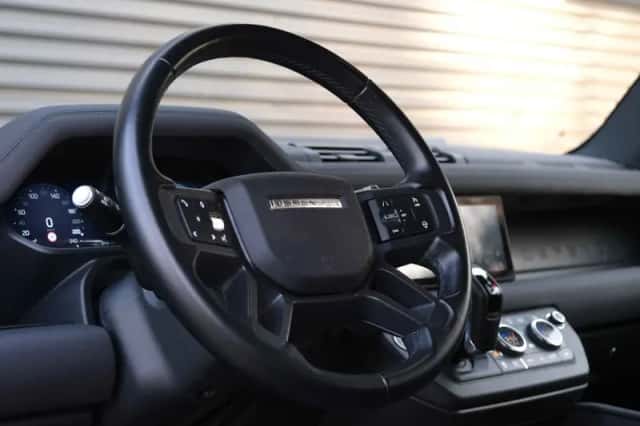 Land Rover Defender (2023) thumbnail 25