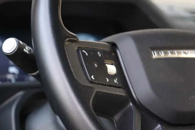 Land Rover Defender (2023) thumbnail 27