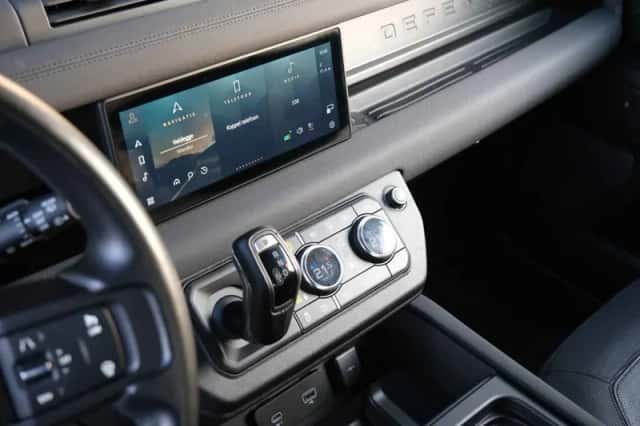 Land Rover Defender (2023) thumbnail 29
