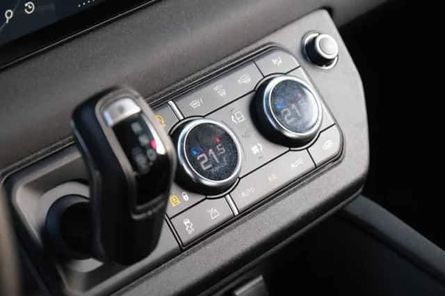 Land Rover Defender (2023) thumbnail 30