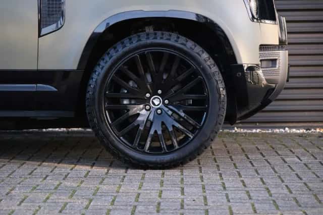 Land Rover Defender (2023) thumbnail 4