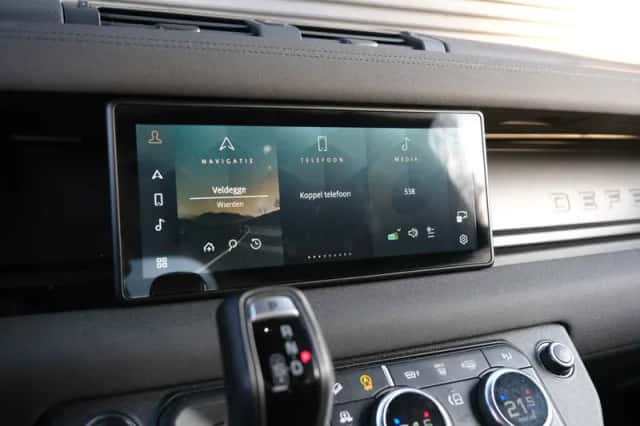 Land Rover Defender (2023) thumbnail 32