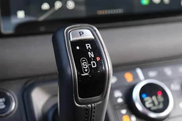Land Rover Defender (2023) thumbnail 33
