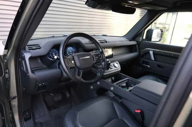 Land Rover Defender (2023) thumbnail 5
