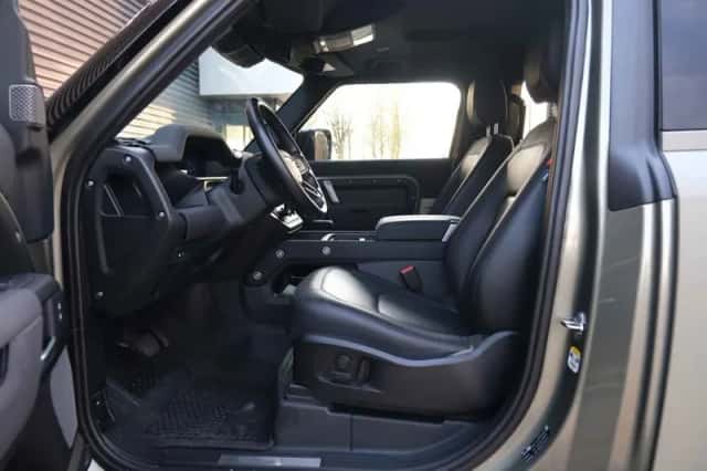 Land Rover Defender (2023) thumbnail 6