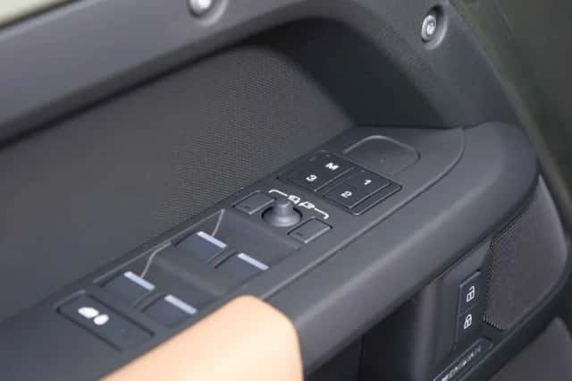 Land Rover Defender (2026) thumbnail 22