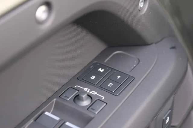 Land Rover Defender (2026) thumbnail 17