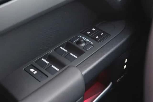 Land Rover Defender (2025) thumbnail 29
