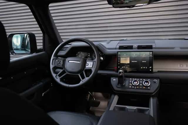 Land Rover Defender (2025) thumbnail 4