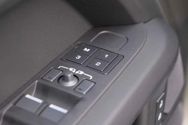 Land Rover Defender (2025) thumbnail 14