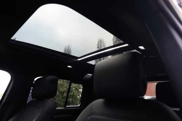 Land Rover Defender (2025) thumbnail 32
