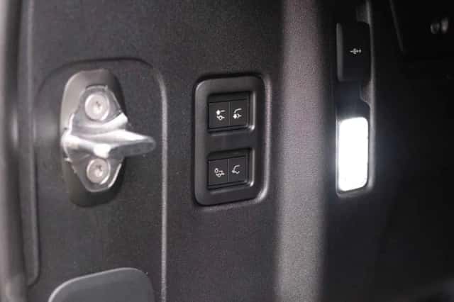 Land Rover Defender (2025) thumbnail 9