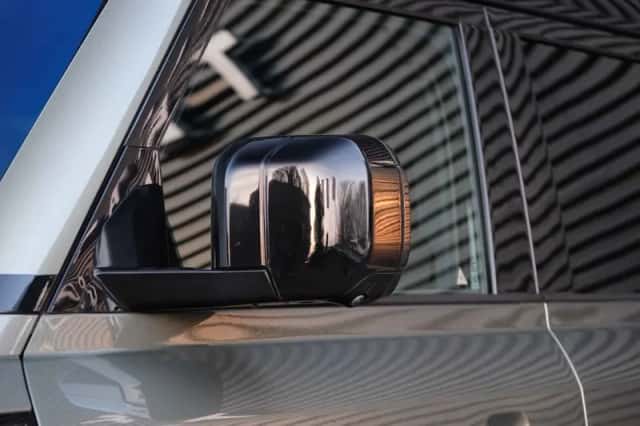 Land Rover Defender (2023) thumbnail 16