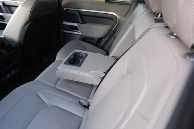Land Rover Defender (2023) thumbnail 19