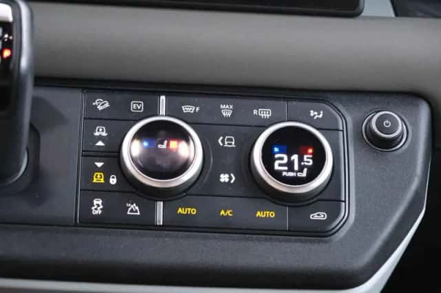 Land Rover Defender (2023) thumbnail 21