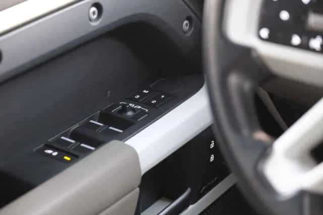 Land Rover Defender (2023) thumbnail 25