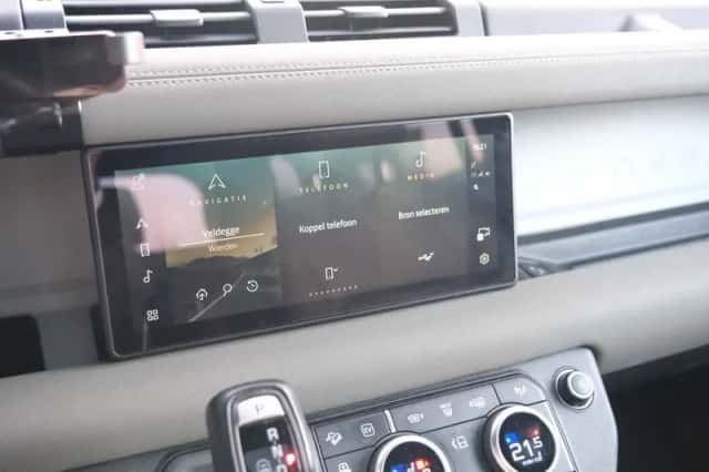 Land Rover Defender (2023) thumbnail 28