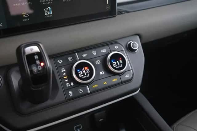 Land Rover Defender (2023) thumbnail 33