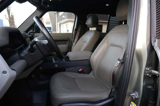 Land Rover Defender (2023) thumbnail 5