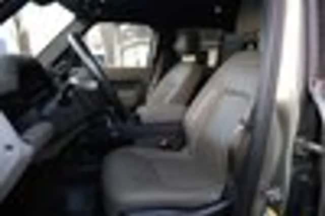 Land Rover Defender (2023) thumbnail 43