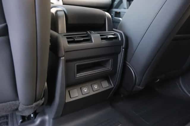 Land Rover Defender (2025) thumbnail 28