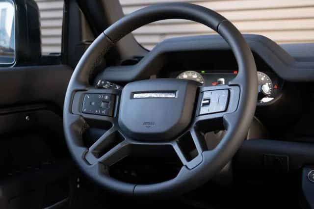 Land Rover Defender (2025) thumbnail 10