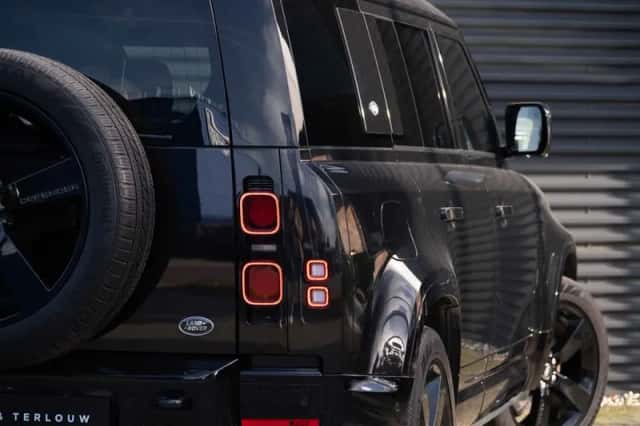 Land Rover Defender (2022) thumbnail 13