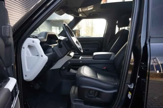 Land Rover Defender (2022) thumbnail 15
