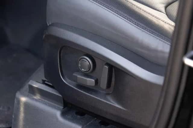 Land Rover Defender (2022) thumbnail 17