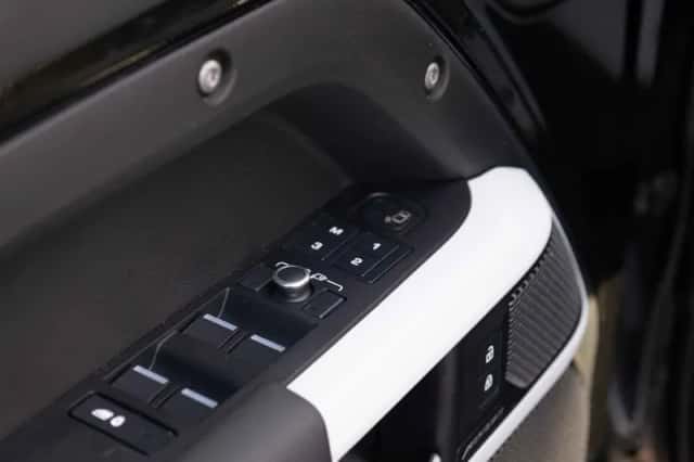 Land Rover Defender (2022) thumbnail 18