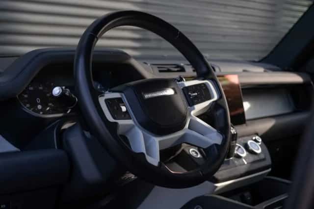 Land Rover Defender (2022) thumbnail 21