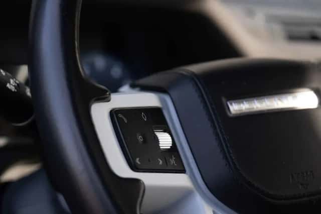 Land Rover Defender (2022) thumbnail 22