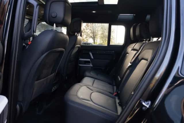 Land Rover Defender (2022) thumbnail 23
