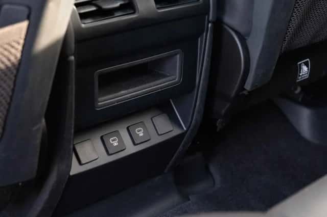 Land Rover Defender (2022) thumbnail 25