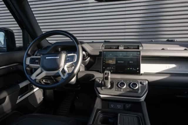 Land Rover Defender (2022) thumbnail 27