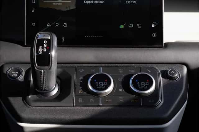 Land Rover Defender (2022) thumbnail 29