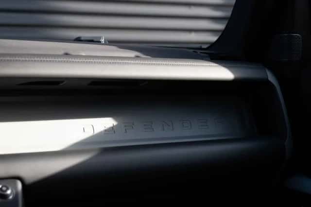 Land Rover Defender (2022) thumbnail 31