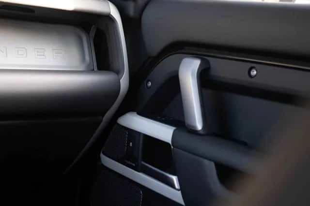 Land Rover Defender (2022) thumbnail 33