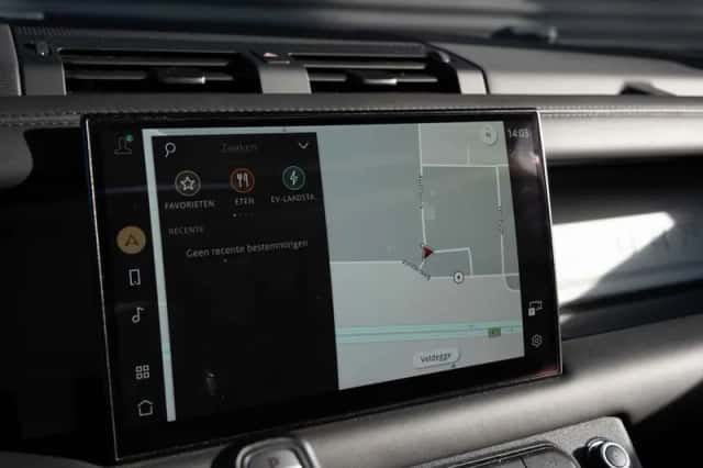 Land Rover Defender (2022) thumbnail 36