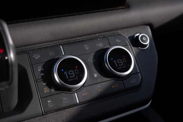 Land Rover Defender (2022) thumbnail 39
