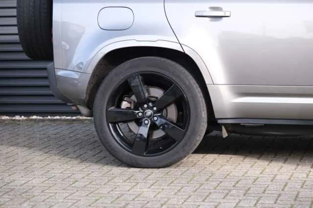 Land Rover Defender (2022) thumbnail 11