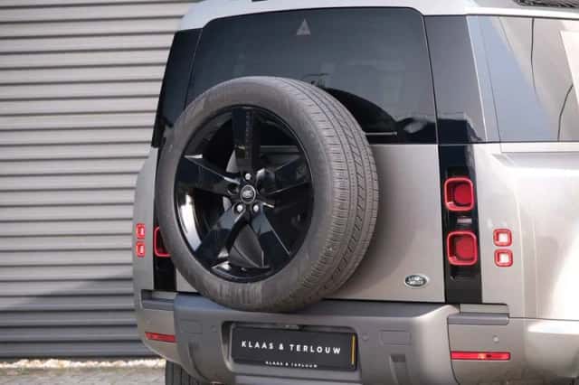 Land Rover Defender (2022) thumbnail 14