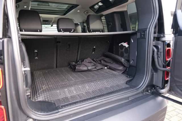 Land Rover Defender (2022) thumbnail 17
