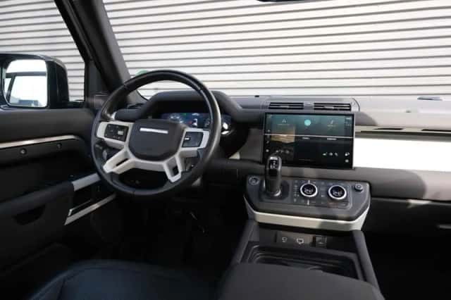 Land Rover Defender (2022) thumbnail 3