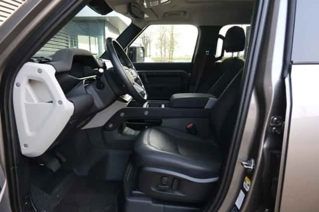 Land Rover Defender (2022) thumbnail 21