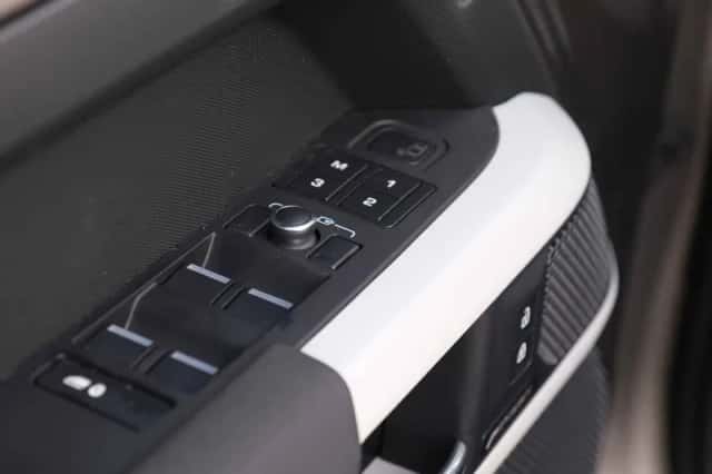 Land Rover Defender (2022) thumbnail 23