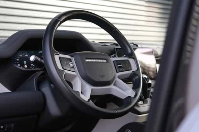 Land Rover Defender (2022) thumbnail 24