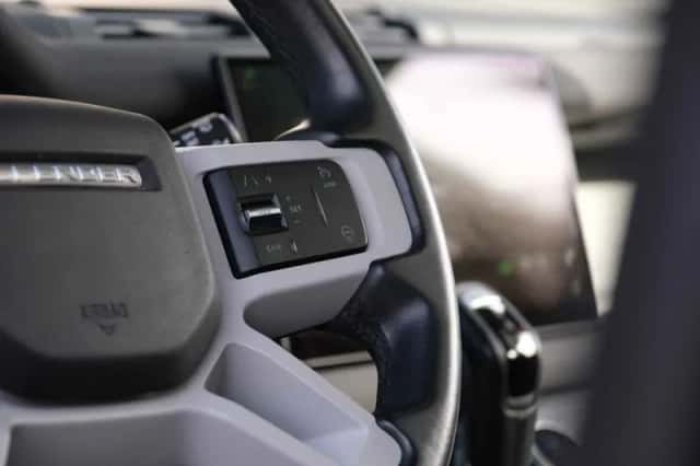 Land Rover Defender (2022) thumbnail 25